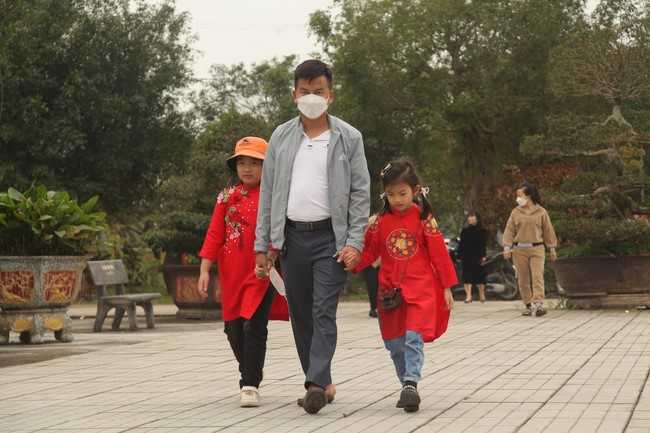 Welcoming New Year's Eve and the Lunar Year‘s First day at Giai Lam Pagoda - Ha Tinh