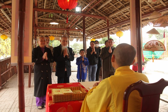 Welcoming New Year's Eve and the Lunar Year‘s First day at Giai Lam Pagoda - Ha Tinh
