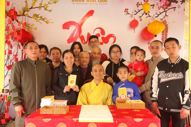 Welcoming New Year's Eve and the Lunar Year‘s First day at Giai Lam Pagoda - Ha Tinh