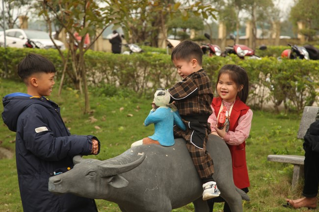 Welcoming New Year's Eve and the Lunar Year‘s First day at Giai Lam Pagoda - Ha Tinh