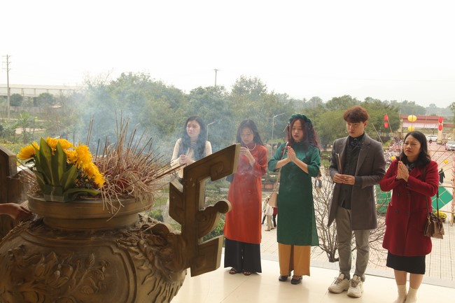 Welcoming New Year's Eve and the Lunar Year‘s First day at Giai Lam Pagoda - Ha Tinh