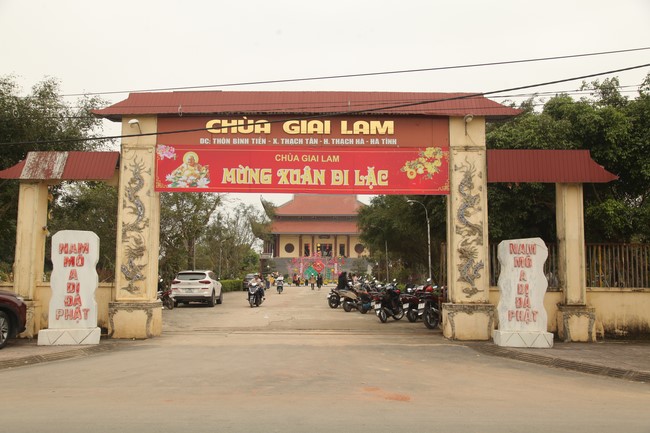 Welcoming New Year's Eve and the Lunar Year‘s First day at Giai Lam Pagoda - Ha Tinh