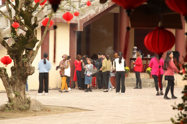 Welcoming New Year's Eve and the Lunar Year‘s First day at Giai Lam Pagoda - Ha Tinh