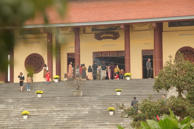 Welcoming New Year's Eve and the Lunar Year‘s First day at Giai Lam Pagoda - Ha Tinh