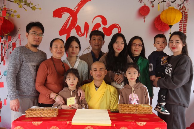 Welcoming New Year's Eve and the Lunar Year‘s First day at Giai Lam Pagoda - Ha Tinh