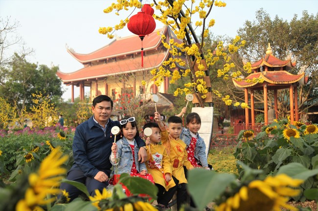 Welcoming New Year's Eve and the Lunar Year‘s First day at Giai Lam Pagoda - Ha Tinh