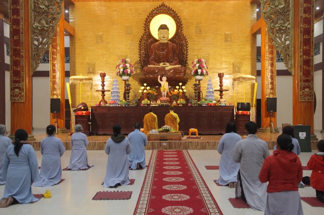 Welcoming New Year's Eve and the Lunar Year‘s First day at Giai Lam Pagoda - Ha Tinh