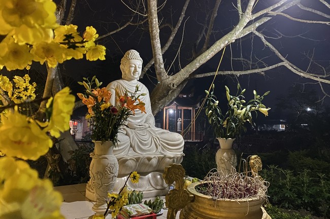 Welcoming New Year's Eve and the Lunar Year‘s First day at Giai Lam Pagoda - Ha Tinh