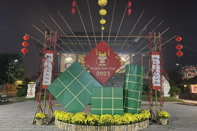 Welcoming New Year's Eve and the Lunar Year‘s First day at Giai Lam Pagoda - Ha Tinh