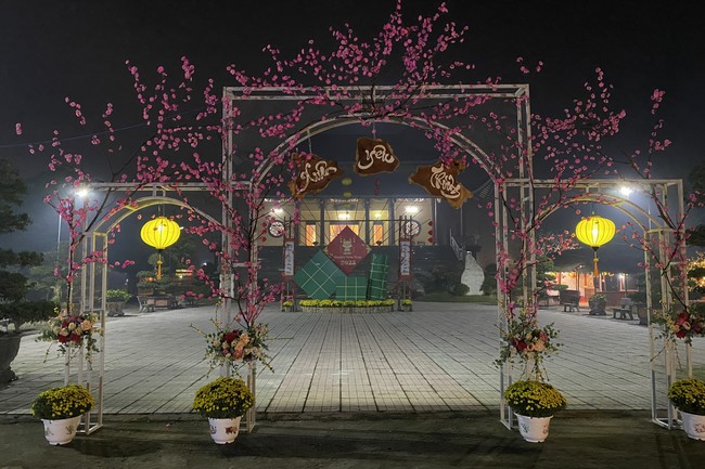 Welcoming New Year's Eve and the Lunar Year‘s First day at Giai Lam Pagoda - Ha Tinh