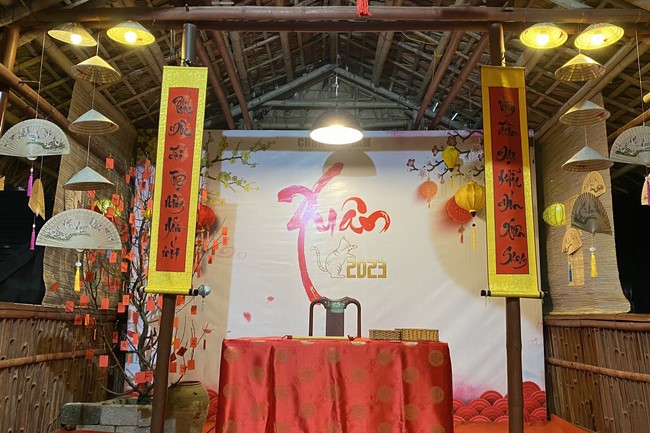 Welcoming New Year's Eve and the Lunar Year‘s First day at Giai Lam Pagoda - Ha Tinh