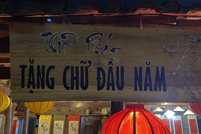 Welcoming New Year's Eve and the Lunar Year‘s First day at Giai Lam Pagoda - Ha Tinh