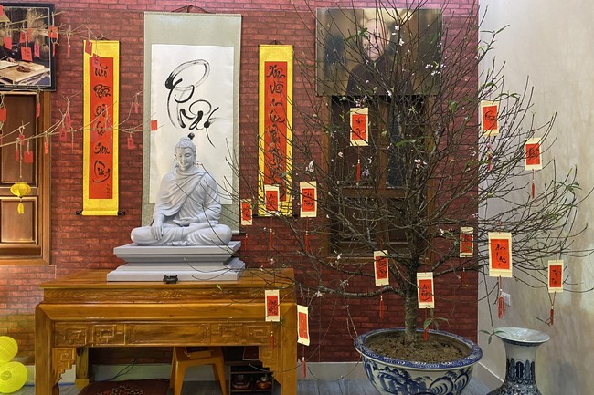 Welcoming New Year's Eve and the Lunar Year‘s First day at Giai Lam Pagoda - Ha Tinh