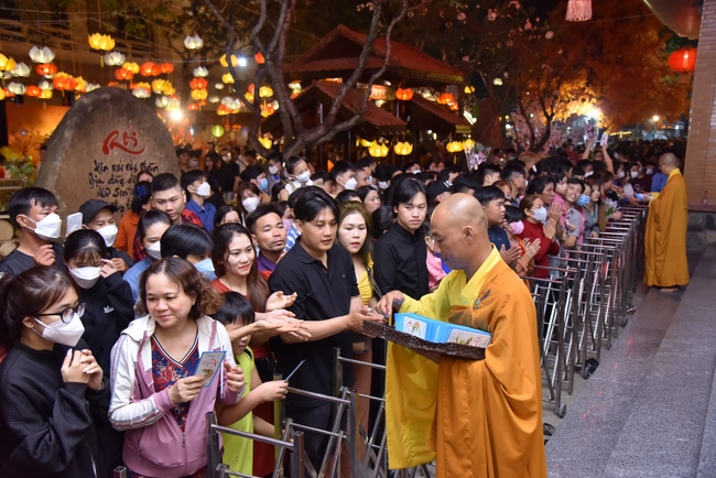 Đêm giao thừa chào đón năm Quý Mão