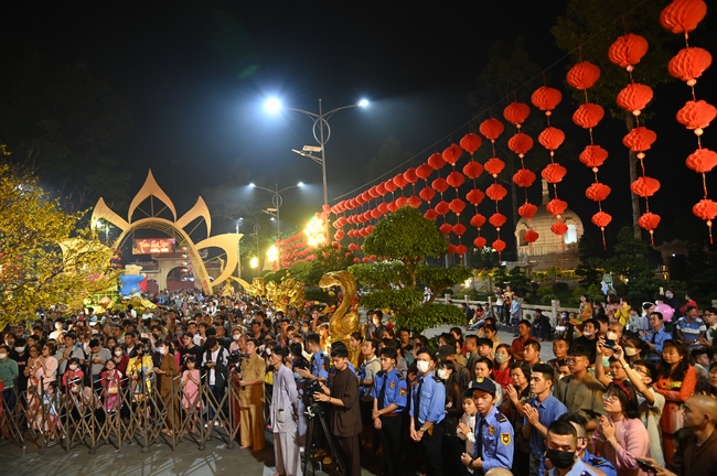 Đêm giao thừa chào đón năm Quý Mão