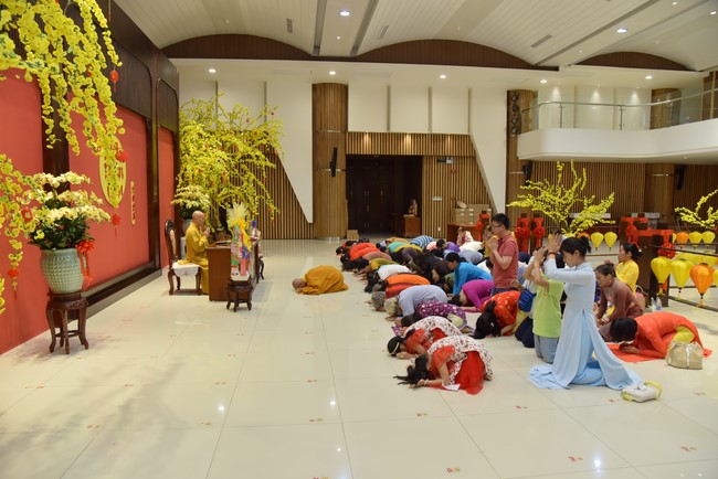 Giving lucky pockets and A gift of New Year on the First day of Lunar New Year