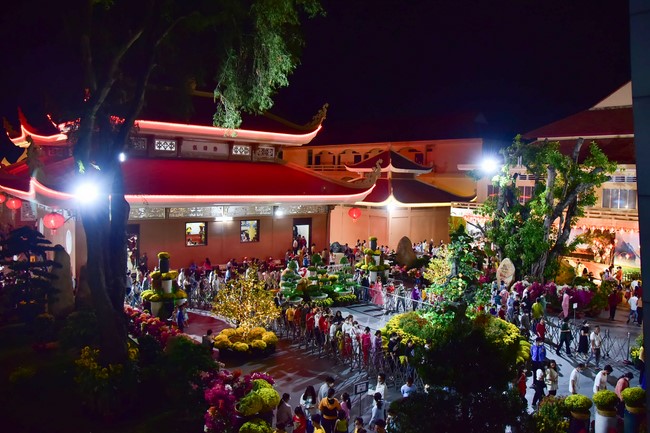 Giving lucky pockets and A gift of New Year on the First day of Lunar New Year