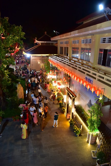 Giving lucky pockets and A gift of New Year on the First day of Lunar New Year