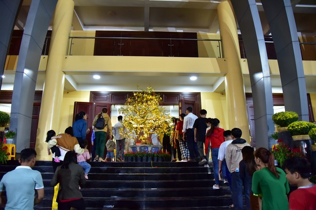 Giving lucky pockets and A gift of New Year on the First day of Lunar New Year