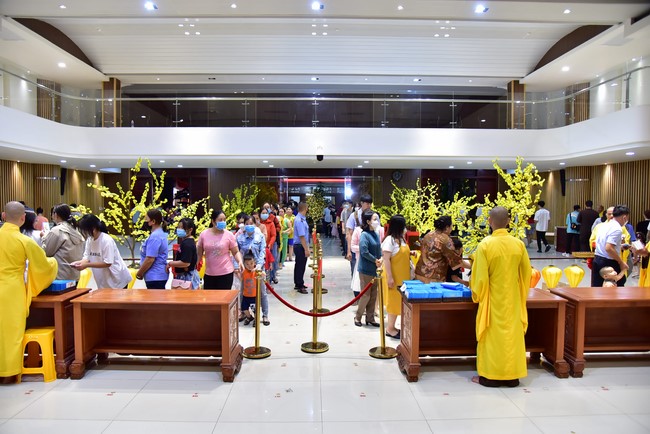 Giving lucky pockets and A gift of New Year on the First day of Lunar New Year