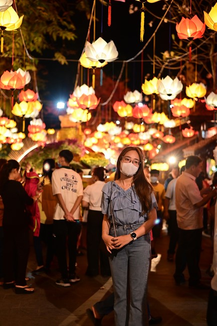 Giving lucky pockets and A gift of New Year on the First day of Lunar New Year