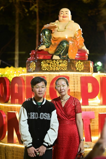Giving lucky pockets and A gift of New Year on the First day of Lunar New Year