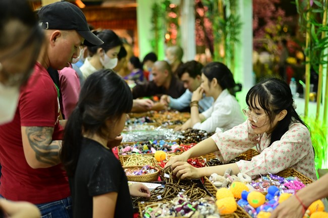 Giving lucky pockets and A gift of New Year on the First day of Lunar New Year