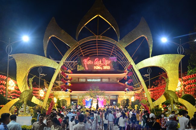 Giving lucky pockets and A gift of New Year on the First day of Lunar New Year