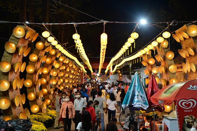 Giving lucky pockets and A gift of New Year on the First day of Lunar New Year