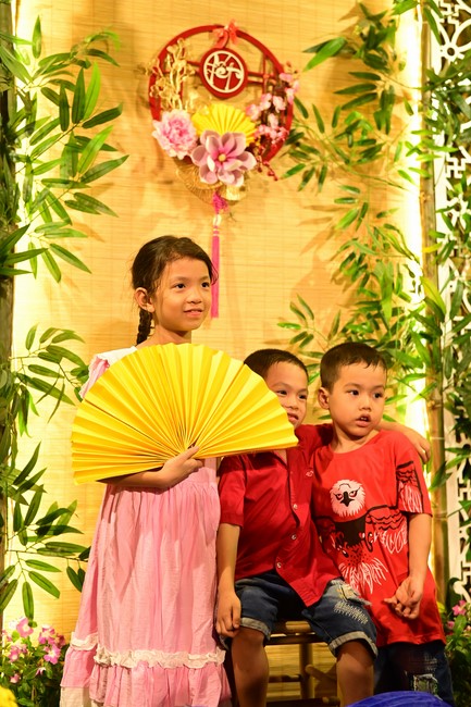 Giving lucky pockets and A gift of New Year on the First day of Lunar New Year