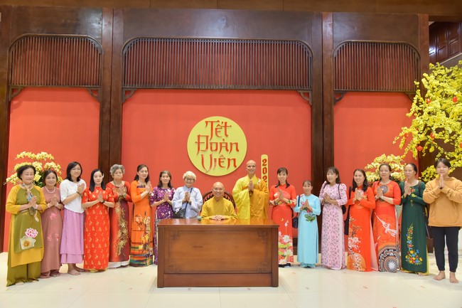 Giving lucky pockets and A gift of New Year on the First day of Lunar New Year