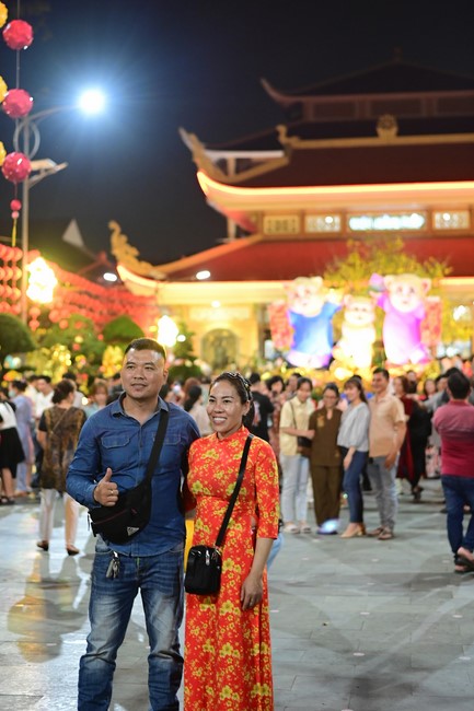 Giving lucky pockets and A gift of New Year on the First day of Lunar New Year