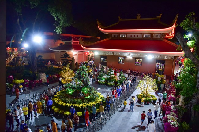 Giving lucky pockets and A gift of New Year on the First day of Lunar New Year