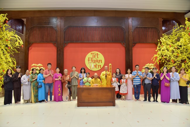 Giving lucky pockets and A gift of New Year on the First day of Lunar New Year