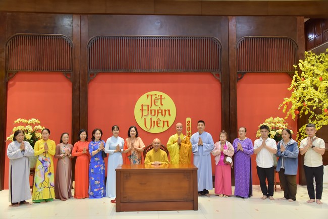 Giving lucky pockets and A gift of New Year on the First day of Lunar New Year
