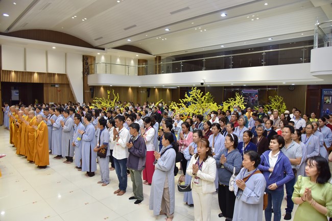 Giving lucky pockets and A gift of New Year on the First day of Lunar New Year