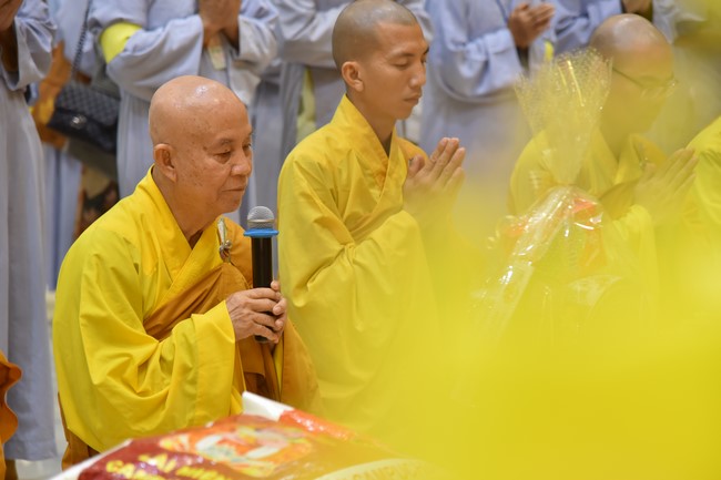 Giving lucky pockets and A gift of New Year on the First day of Lunar New Year