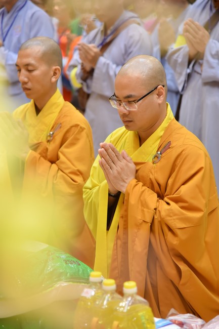 Giving lucky pockets and A gift of New Year on the First day of Lunar New Year