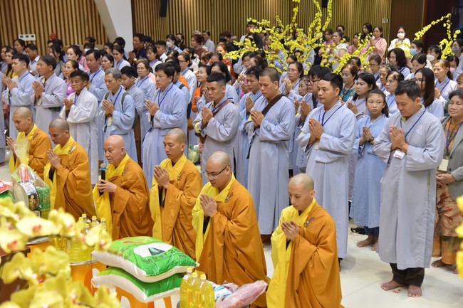 Giving lucky pockets and A gift of New Year on the First day of Lunar New Year