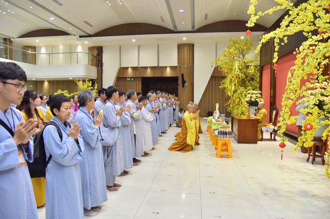 Giving lucky pockets and A gift of New Year on the First day of Lunar New Year