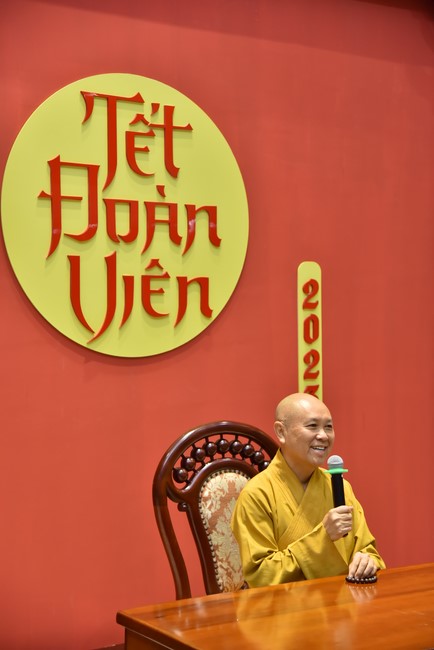 Giving lucky pockets and A gift of New Year on the First day of Lunar New Year