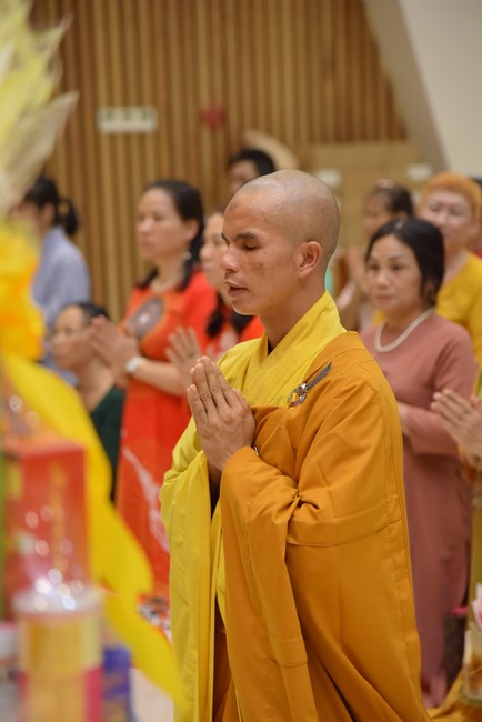 Giving lucky pockets and A gift of New Year on the First day of Lunar New Year