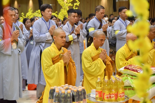Giving lucky pockets and A gift of New Year on the First day of Lunar New Year