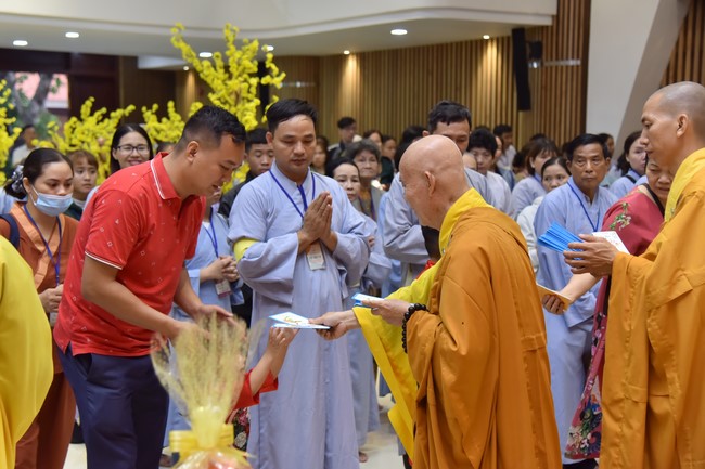 Giving lucky pockets and A gift of New Year on the First day of Lunar New Year