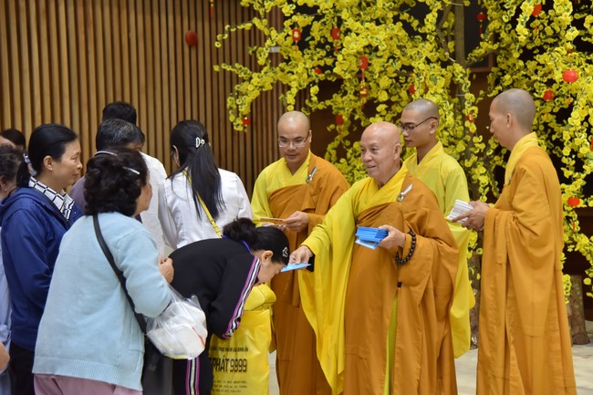Giving lucky pockets and A gift of New Year on the First day of Lunar New Year