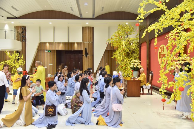 Giving lucky pockets and A gift of New Year on the First day of Lunar New Year