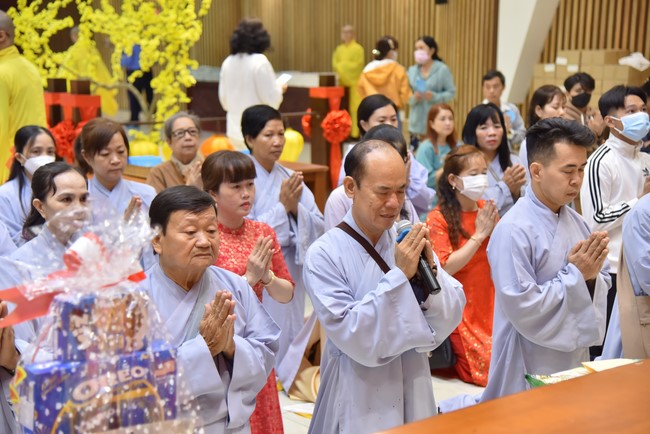 Giving lucky pockets and A gift of New Year on the First day of Lunar New Year