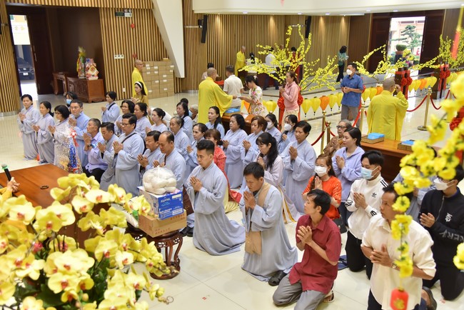 Giving lucky pockets and A gift of New Year on the First day of Lunar New Year