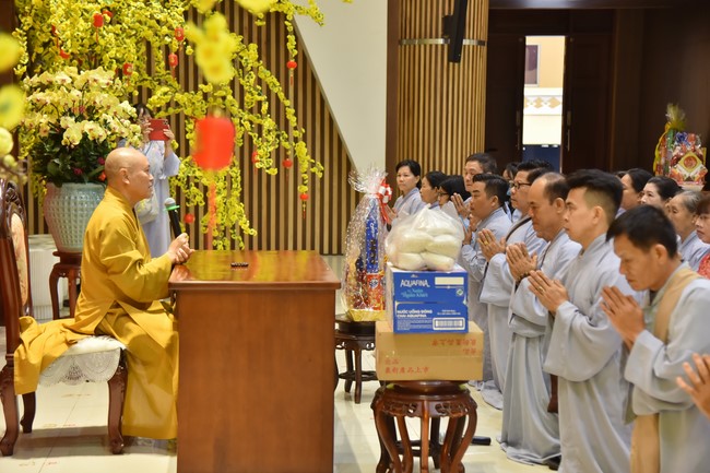 Giving lucky pockets and A gift of New Year on the First day of Lunar New Year