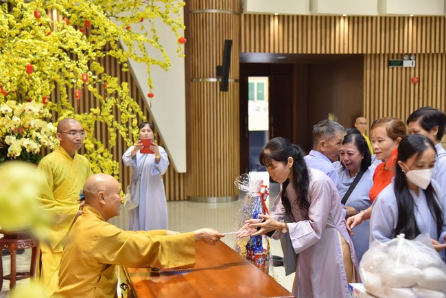 Giving lucky pockets and A gift of New Year on the First day of Lunar New Year